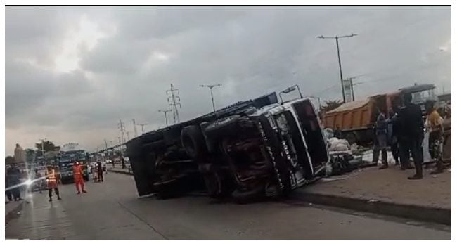 LAGOS: LASTMA rescues driver, five others after truck overturns at Ojota